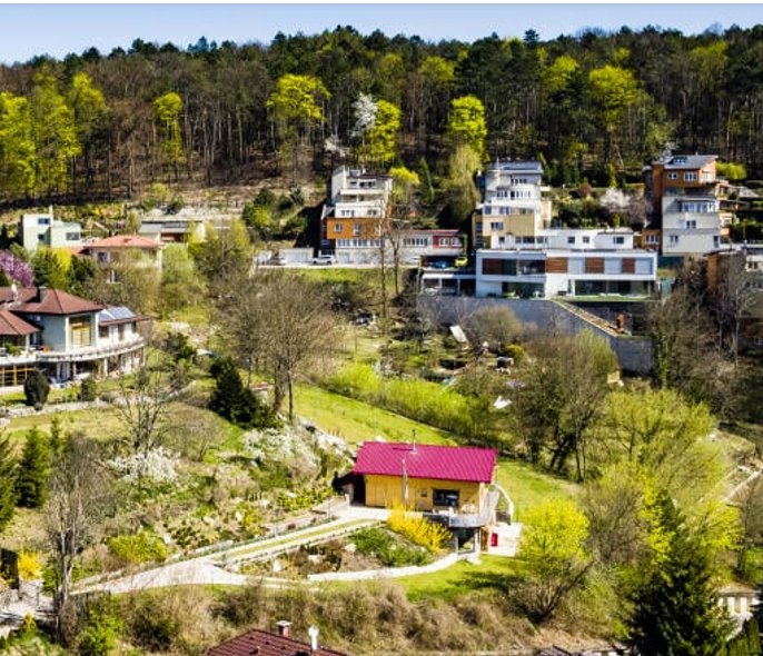 Oblasť mesta Trenčín, kde leží problémový pozemok s rodinným domom s červenou strechou (v strede). Foto - Slovenský pozemkový fond