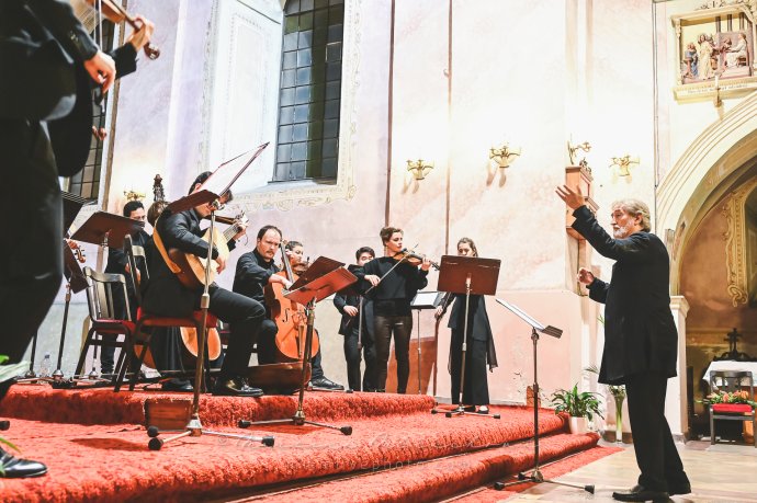 Jordi Savall diriguje koncert v tzv. Dolnom kostole v Pezinku. Foto - Martina Mlčúchová