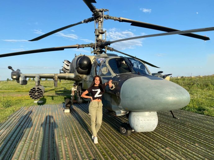 Ruská propaganda zľahčuje straty najmodernejšej techniky aj podobnými fotografiami, na ktorej je najmodernejší typ Ka-52.