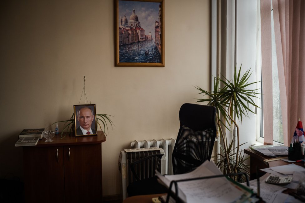Portrét Vladimira Putina v kancelárii školy v Chersone. Foto - Wojciech Grzedzinski/The Washington Post