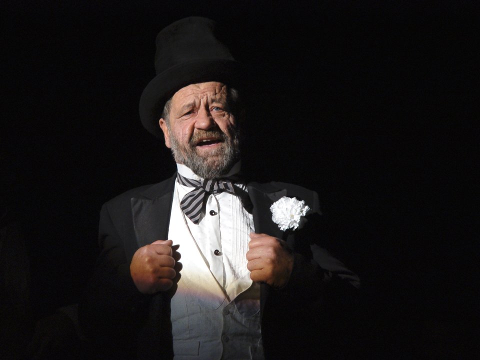Dráfi Mátyás a My Fair Lady című produkcióban (2003). A Komáromi Jókai Színház archívumából