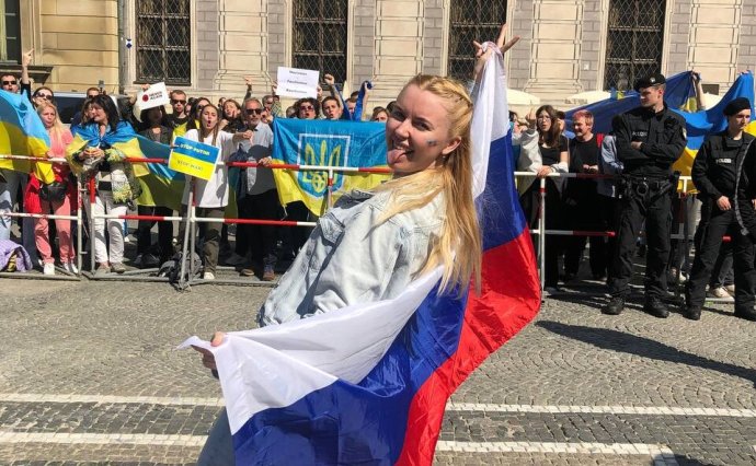 Julija Prochorovová počas Dňa víťazstva nad fašizmom v Nemecku tancuje na proukrajinskom zhromaždení s ruskou vlajkou. Foto – Telegram, N Кремлевая долина N
