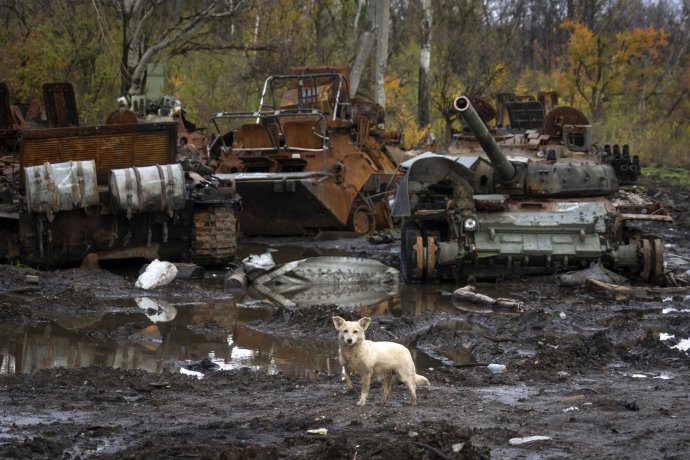 Zničená ruská technika pri ukrajinskej obci Kamianka. Foto - TASR/AP