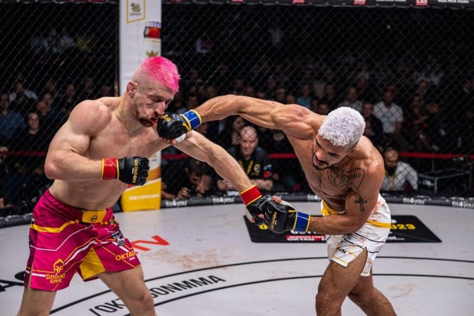Kaik Brito (v rukaviciach s modrým lemom) zasahuje Davida Kozmu. Foto - Oktagon MMA