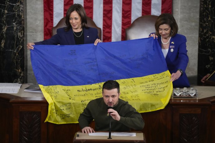 Volodimir Zelenszkij ukrán elnök az amerikai kongresszusnak egy ukrán zászlót adott át, melyre a harctéren szolgáló katonák írtak üzeneteket. Fotó - TASR