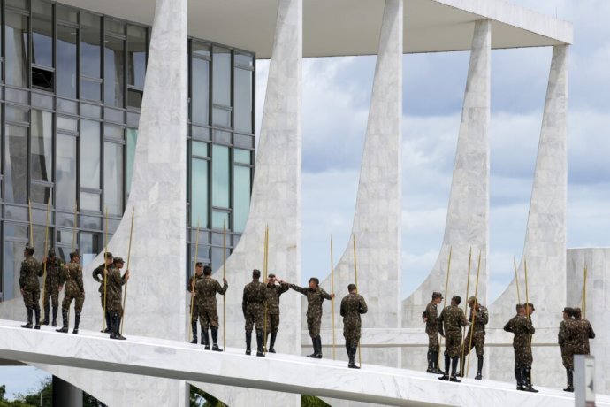 Vojaci sa pripravujú na inauguráciu nastávajúceho prezidenta Brazílie Lulu. Foto - TASR/AP