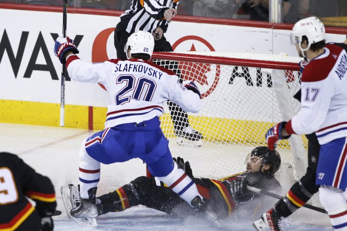 Slafkovský hovorí, že by si prial, aby hral Montreal proti Calgary častejšie. Klub oba zápasy vyhral a on strelil minule gól a teraz mal asistenciu. Foto - TASR/AP