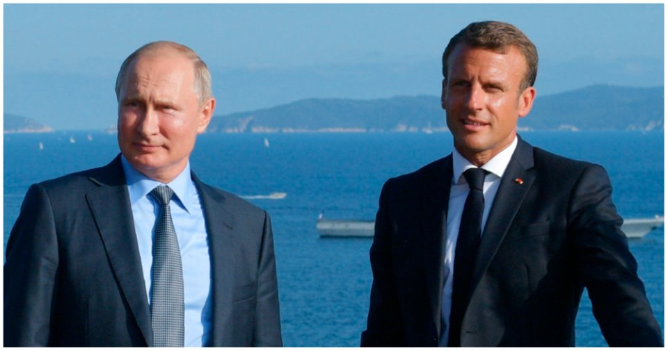 Emmanuel Macron a Vladimir Putin sa stretli na juhu Francúzska v auguste 2019. Foto - TASR/AP