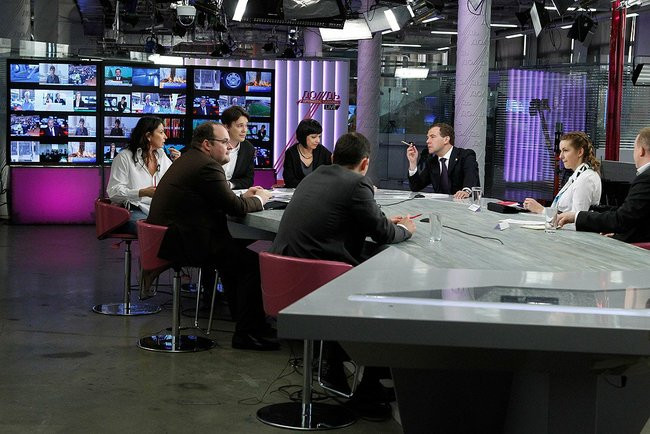 Debata s vtedajším prezidentom Ruska Dmitrijom Medvedevom v redakcii TV Dožď v roku 2011. Foto - Kremlin.ru/Wikimedia Commons