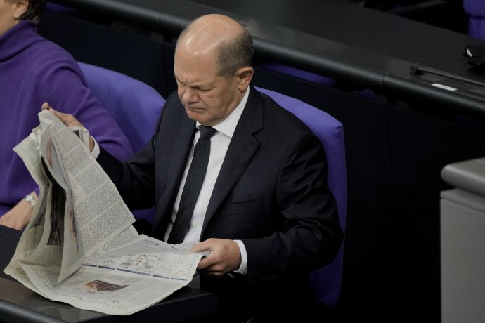 Nemecký kancelár Olaf Scholz číta noviny počas rozpravy o štátnom rozpočte na rok 2023. Foto - TASR/AP