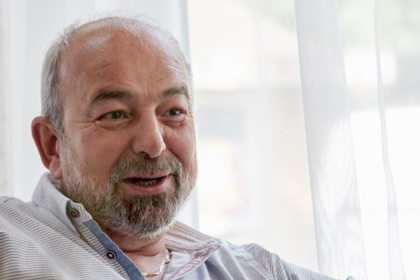 Nie je pravda, že maďarský cenový strop na benzín museli zrušiť pre bruselské sankcie, hovorí odborník na energetiku