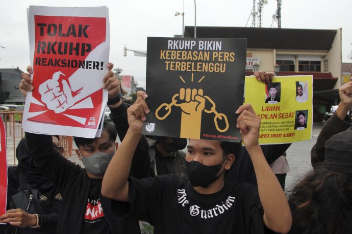Ľudia v Indonézii protestujú proti novému trestnému zákonníku. Foto - TASR/AP