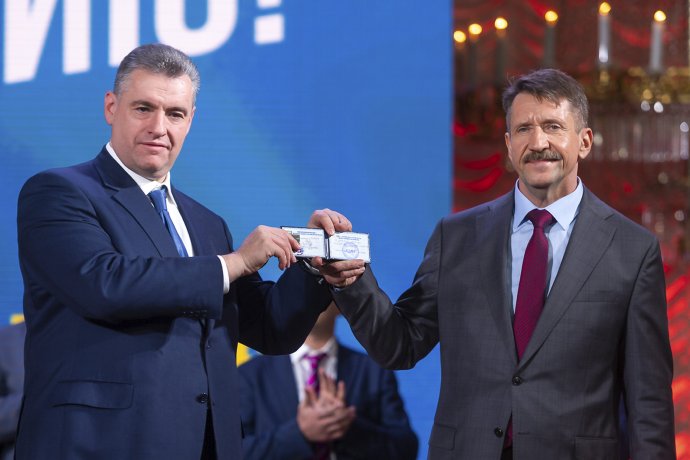 Viktor But (vpravo) so straníckou legitimáciou Liberálnodemokratickej strany Ruska, ktorú mu v pondelok odovzdal líder strany Leonid Sluckij. Foto - tasr/ap