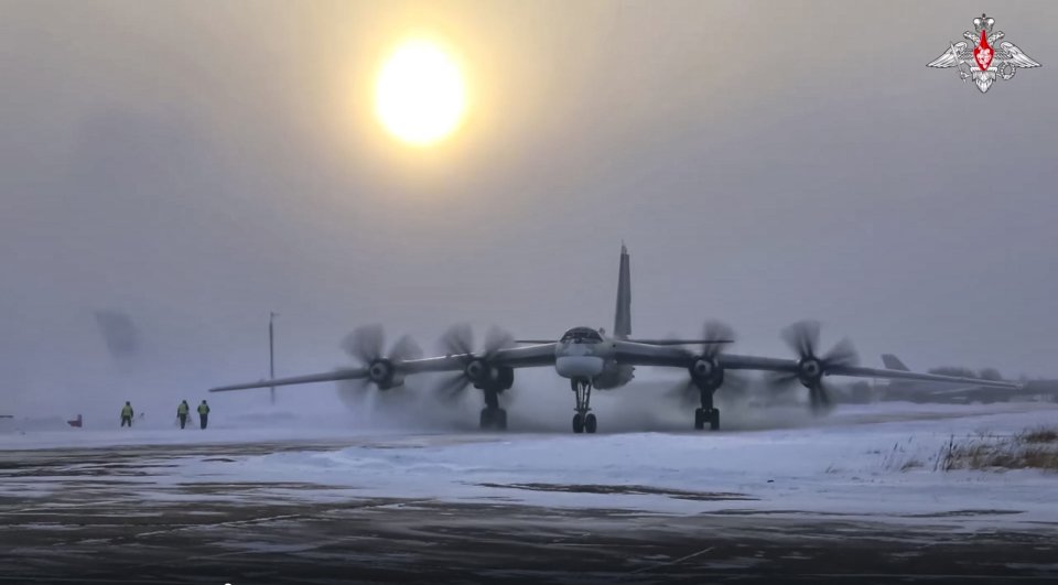 Tu-95-ös stratégiai bombázó egy nem megnevezett orosz légibázison. Illusztráció - TASR/AP