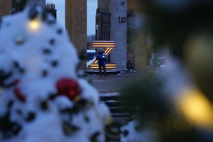 Vianoce 2022 v Moskve. Vianočnú výzdobu doplnili písmená Z, symboly "špeciálnej vojenskej operácie". Foto - TASR/AP
