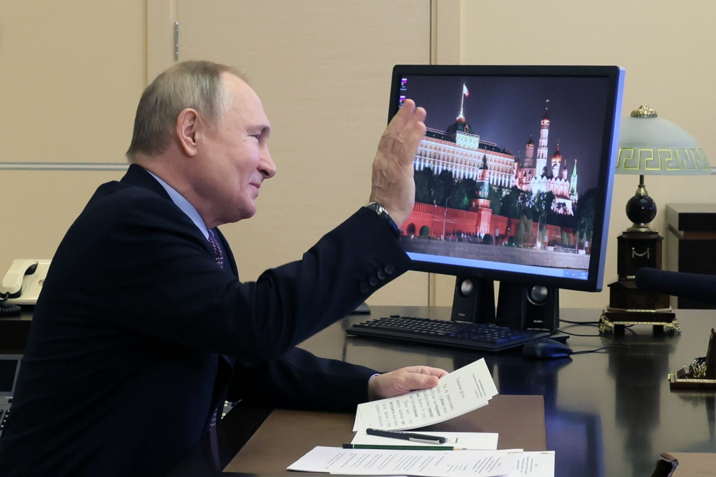 Ruský prezident Vladimir Putin na bezpečnej videokonferencii. Foto - TASR/AP
