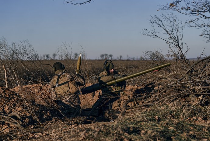 Ukrajinskí vojaci na pozícii pri Bachmute. Foto - AP