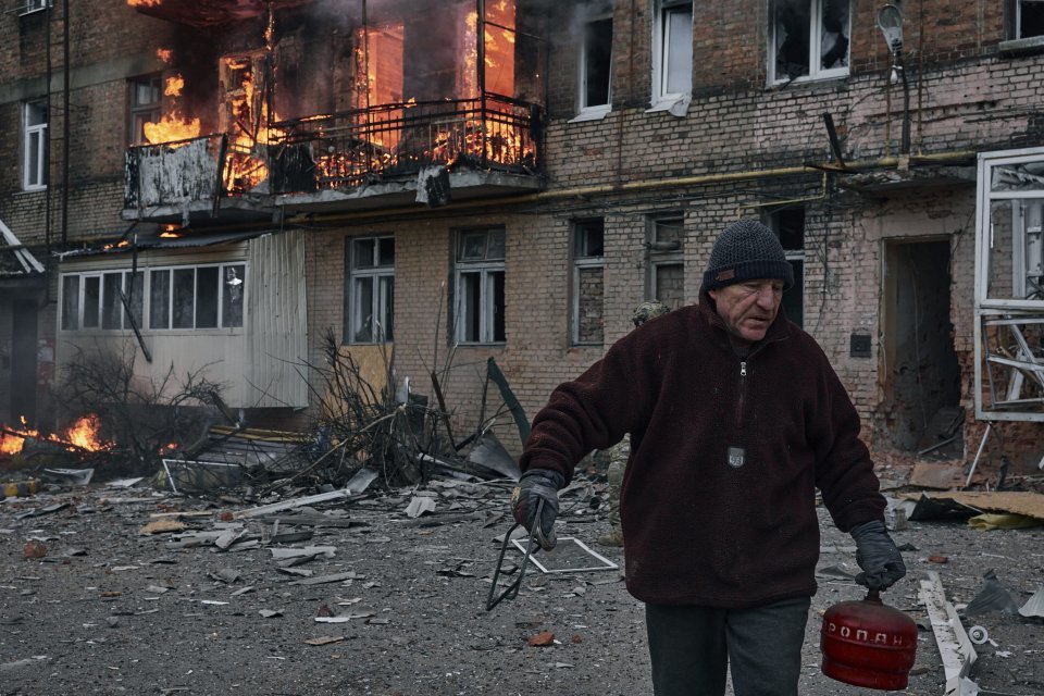 Horiaca budova po ostreľovaní v ukrajinskom meste Bachmut. Foto - TASR/AP