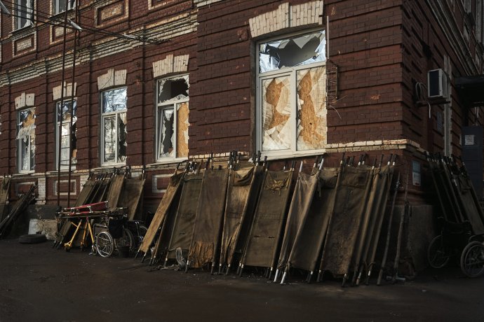 Nosidlá pre zranených vojakov pred nemocnicou v Bachmute. Foto - TASR/AP