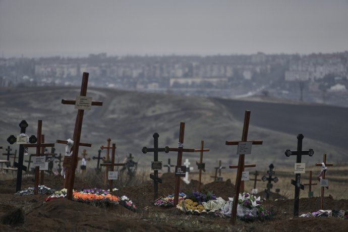 Nové hroby na bachmutskom cintoríne. Foto - AP