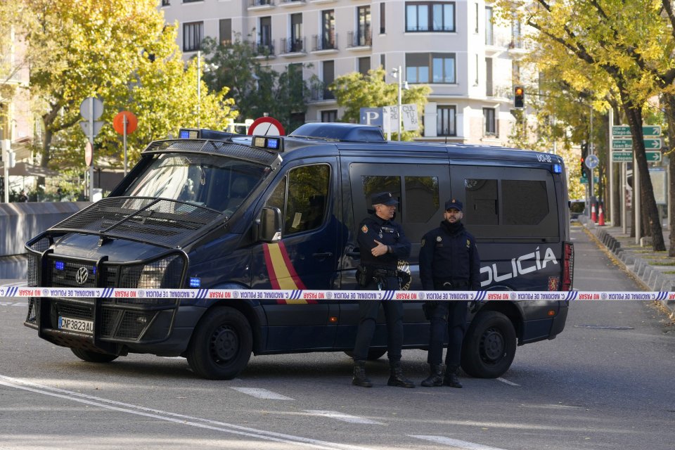 Rendőrök zárták le az Egyesült Államok madridi nagykövetségének környékét. Fotó - TASR/AP