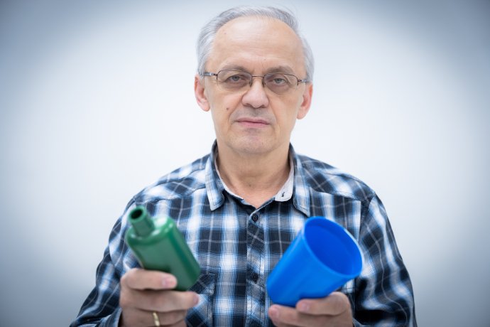 Pavol Alexy s biodegradovateľnými výrobkami. Foto N - Tomáš Hrivňák