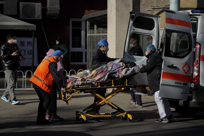 Pacienta prevážajú do nemocnice v Pekingu. Foto - TASR/AP