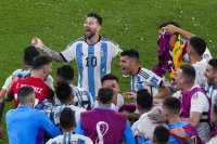 Lionel Messi ďalej vedie Argentínu na MS. v Katare. Foto - TASR/AP