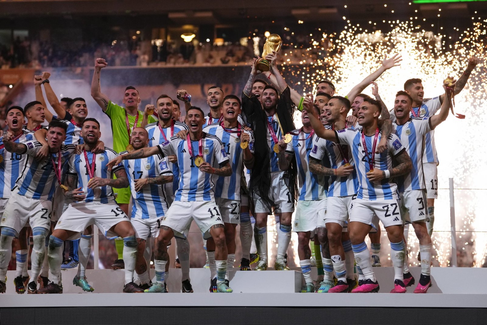 Coupe du monde de football: l’Argentine a son troisième titre, la France a battu 4-3 aux tirs au but, Messi est le meilleur joueur du tournoi