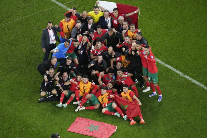 Maroko oslavuje výhru nad Portugalskom vo štvrťfinále. Foto - TASR/AP