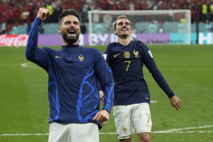 Hráči Francúzska Olivier Giroud (vľavo) a Antoine Griezmann. Foto - AP