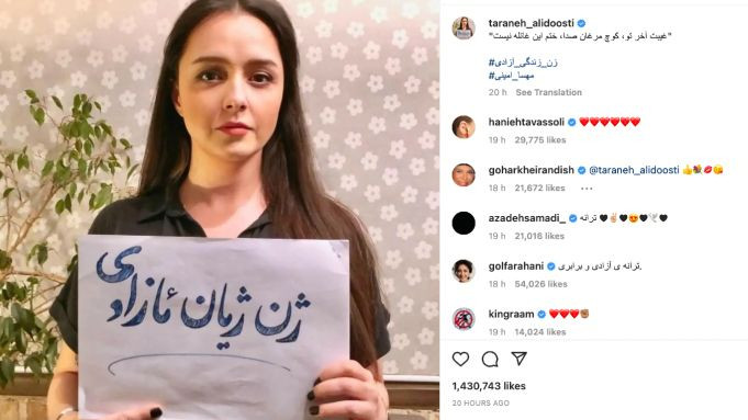 Iránska herečka Taraneh Alidoosti drží v rukách transparent s heslami protestov - "Žena, život, sloboda". Reprofoto - Instagram