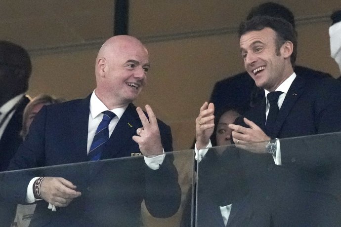 Francúzsky prezident Emmanuel Macron v rozhovore s Giannim Infantinom, šéfom FIFA, počas finále MS. Foto - TASR/AP