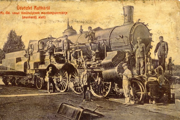 Na dobovej pohľadnici je lokomotíva radu lp v hlavných dielňach Košicko-bohumínskej železnice. Foto - Považské múzeum