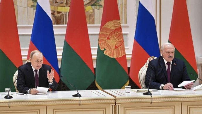 Putin a Lukašenko počas svojho stretnutia minulý týždeň v Minsku. Foto – TASR/AP