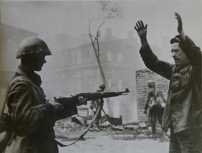Jozef Cincík: Vojaci Rýchlej divízie v uliciach Rostova, 1942. Foto - SNA