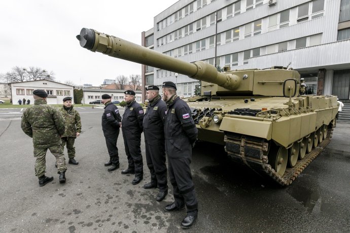 Tank Leopard 2A4 pred slovenským ministerstvom obrany. Ilustračné foto - TASR