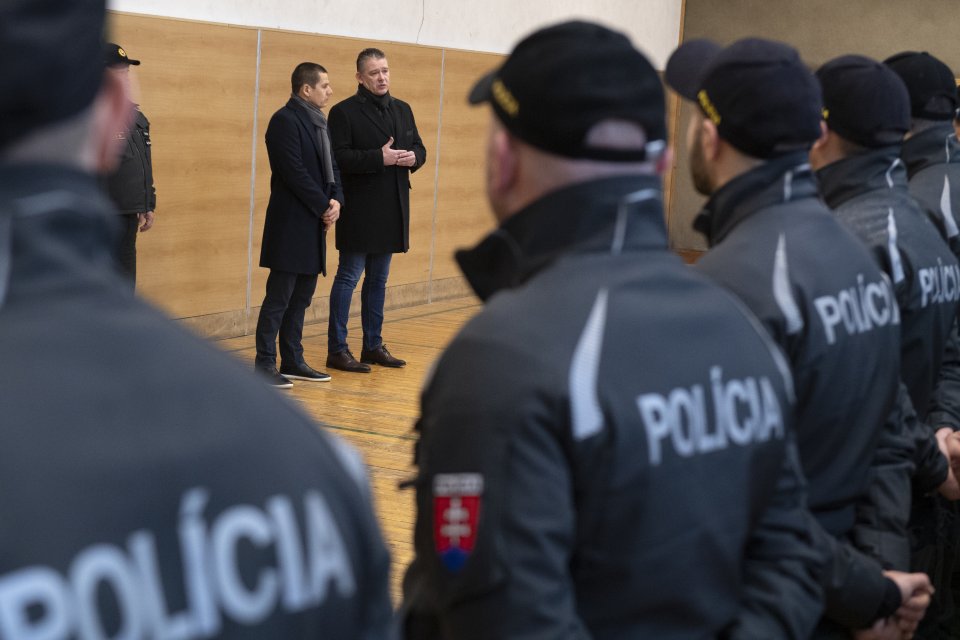 A háttérben Hamran István országos rendőrfőkapitány és Roman Mikulec belügyminiszter. Fotó - TASR