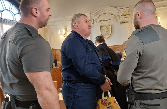 Dušan Kováčik vo väzenskej uniforme na súde. Foto – N