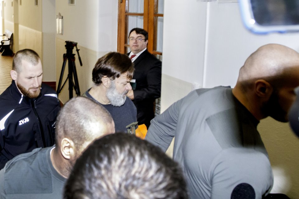 Dušan Dědeček prichádza do súdnej siene. Foto - TASR