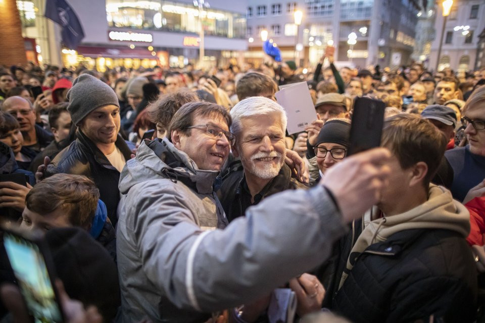 Petr Pavel s fanúšikmi v Ústí nad Labem, ktoré je Babišovou baštou. Foto - Deník N/Gabriel Kuchta