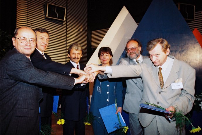 Kongres Slovenskej demokratickej koalície (SDK) 4.júla 1998 v Trnave. Pred otváracím prejavom jej lídra Mikuláša Dzurindu podpísali predstavitelia strán združených v SDK - Kresťanskodemokratického hnutia, Demokratickej únie, Demokratickej strany, Sociálnodemokratickej strany Slovenska a Strany zelených na Slovensku – dohodu o podpore koalície v nadchádzajúcich parlamentných voľbách. Foto – TASR