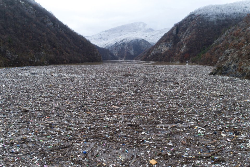 Plávajúci odpad na rieke Drina v Bosne. Foto - ap/tasr
