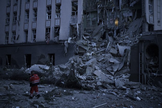 Budova kyjivského hotela poškodená na Silvestra ruskou raketou. Foto - AP