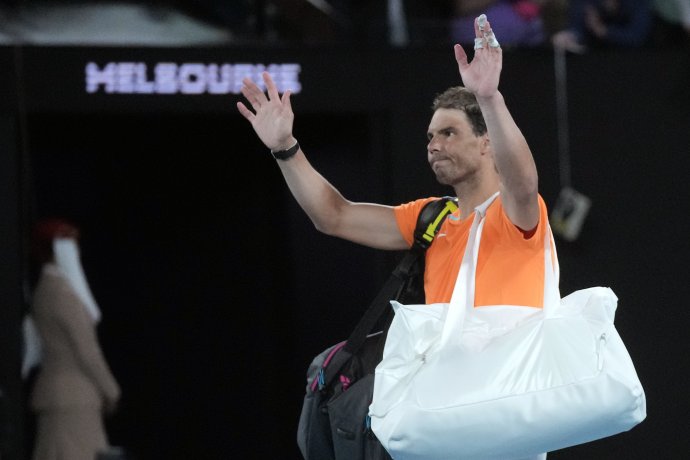 Rafael Nadal odchádza z kurtu po vypadnutí z Australian Open. Foto - TASR/AP