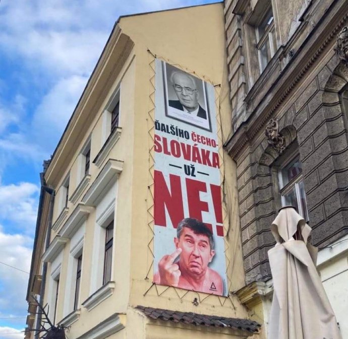 Plagát, ktorý sa objavil na pražskom Újezde pred druhým kolom prezidentských volieb. Foto - Tatiana Piussi