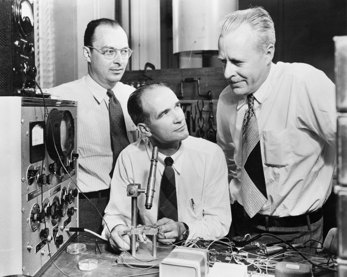 Zľava: John Bardeen, William Shockley a Walter Brattain. Foto - AT&T/Public domain