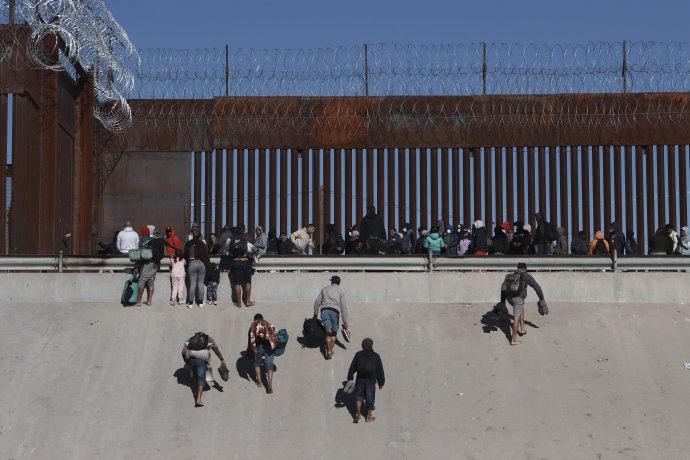 Migranti sa blížia k múru na hranici s USA v meste Ciudad Juárez. Foto - TASR/AP