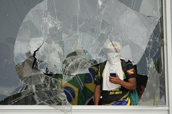 Bolsonaro követői megtámadták az elnöki palotát és a Legfelsőbb Bíróság épületét, miután hivatalba lépett az új elnök, Lula. Fotó: TASR/AP