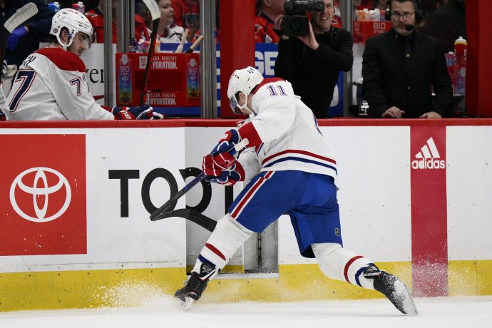 Brendan Gallagher láme hokejku počas prebiehajúcej hry pri odchode na striedačke. Foto – TASR/AP